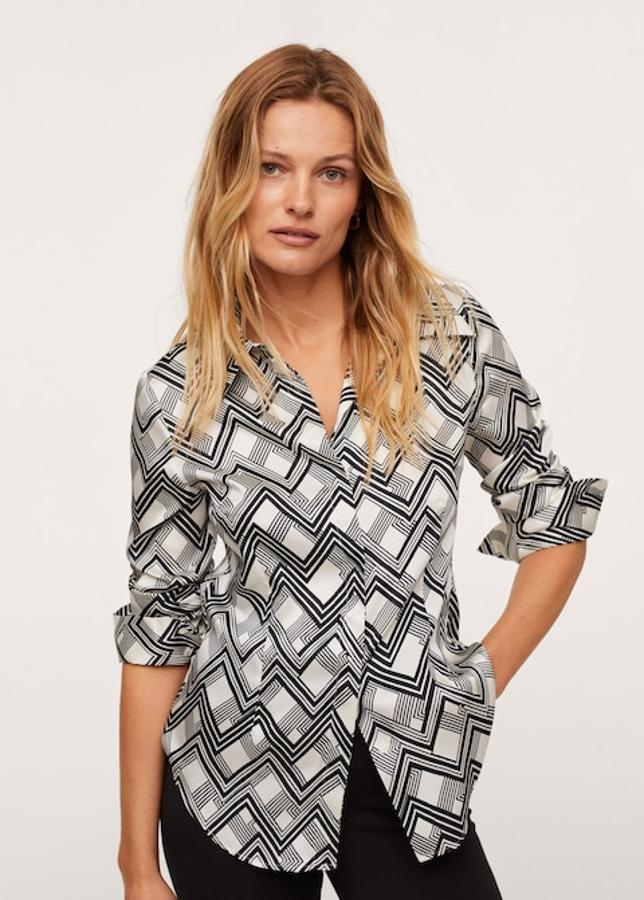 Con un precioso estampado geométrico en negro y blanco o lisa, en verde o en beige, esta camisa de diseño entallado con cuello camisero y mangas largas con puños abotonados viene con cierre frontal de botones oculto por tapeta. Cuesta 25,99 euros y está disponible entre las tallas XXS y XXL. 