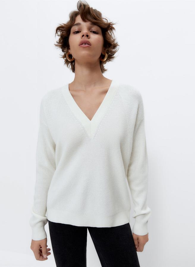 Con cuello de pico y acabados en rib, este jersey en color crudo confeccionado al 100% en cashmere y que tiene mangas largas podemos encontrarlo en las tallas S y M y cuesta 179 euros. 