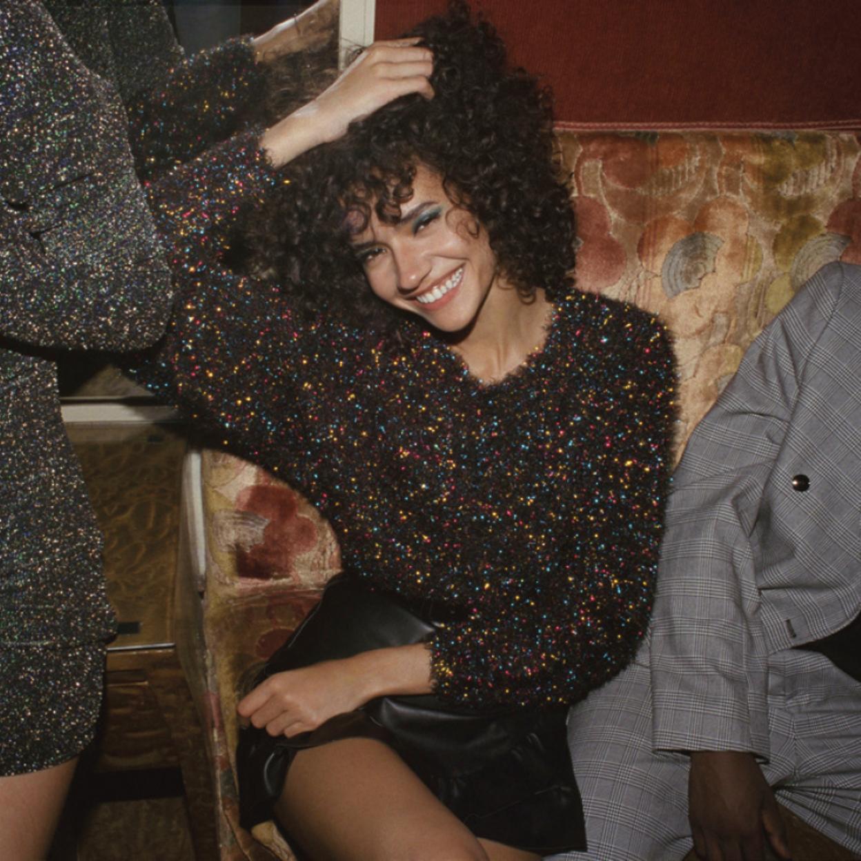 El vestido de hilo metalizado de Zara que cuesta menos de 30 euros y te va a solucionar tus looks nocturnos del final del verano