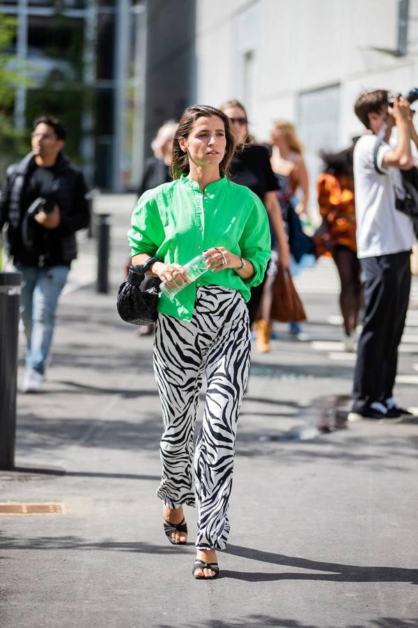 Otra vez el verde que te quiero verde. En esta ocasión con los pantalones animal print que más se van a llevar (los de tigre y cebra).