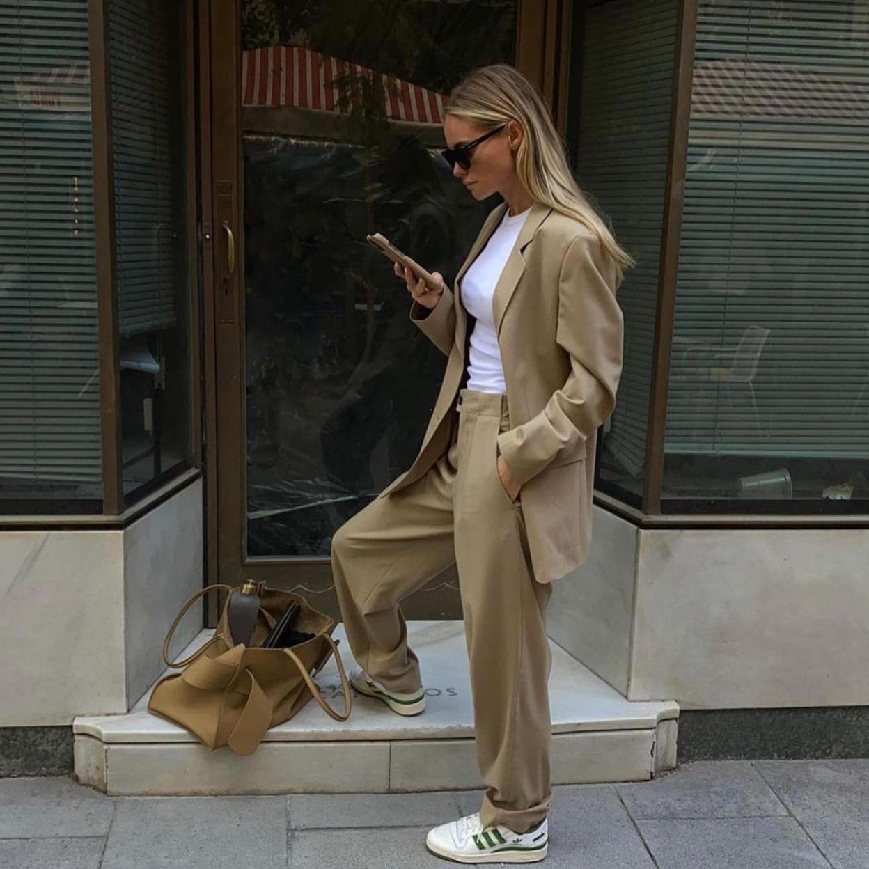 Pincha en la foto para ver 9 'looks' de traje que no querrás dejar de llevar a la oficina. 