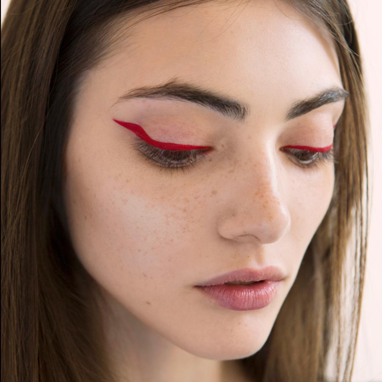 Pincha en la imagen para conocer los eyeliners waterproof para sobrevivir al agua de la piscina o playa 