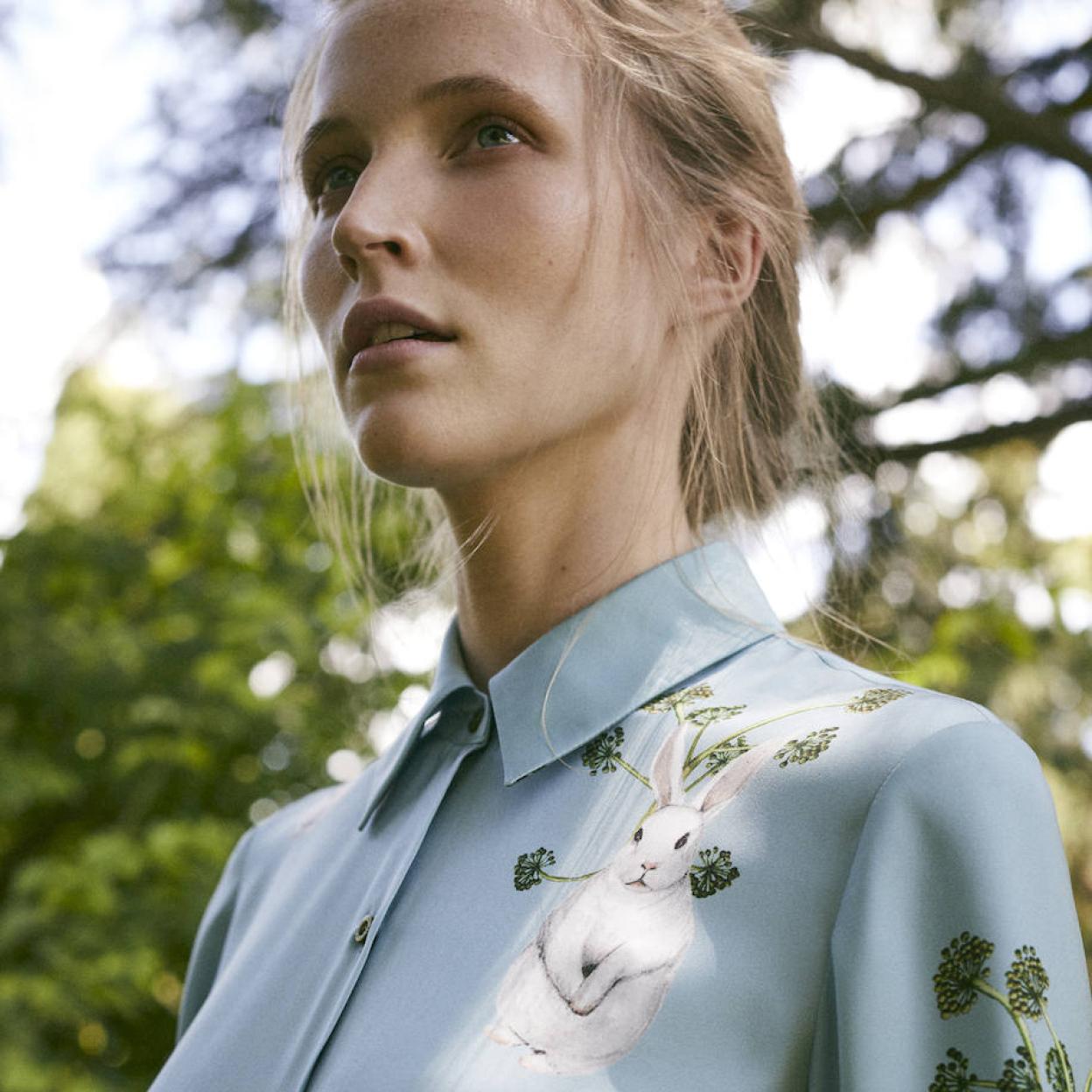 Camisa de la colección de Mirto en colaboración con Sena Cifuentes. Pincha en la foto para ver los chalecos (acolchados o en diseño oversize) con los que sacarle partido a tus camisas favoritas.