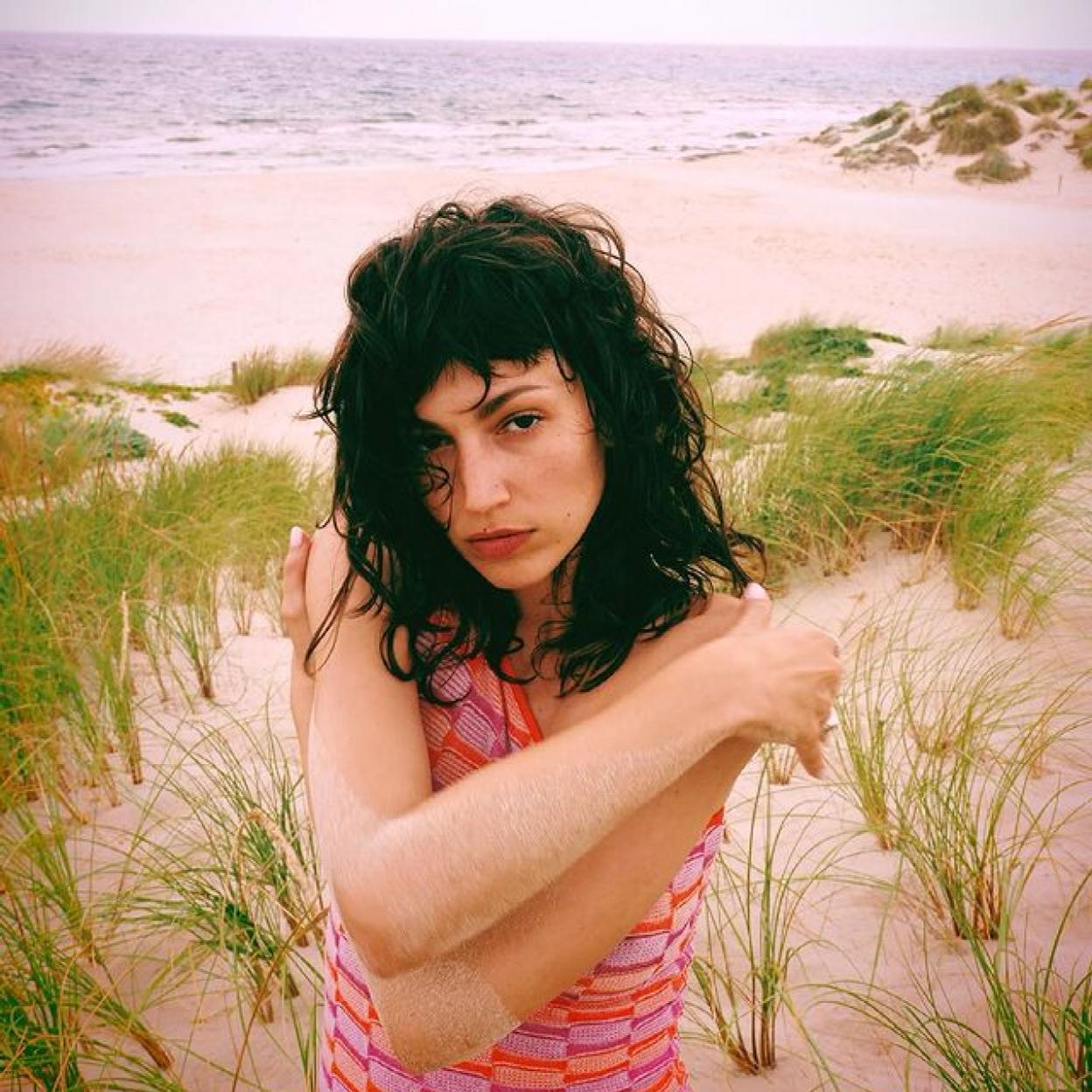 Del bob con flequillo recto al pixie rubio platino, pincha en la imagen para descubrir todos los cambios de look con los que se ha atrevido Úrsula Corberó.