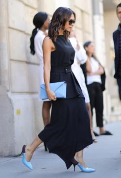 Imagen secundaria 2 - Sfera tiene el vestido negro favorito de Victoria Beckham que estiliza, sienta de maravilla y nunca pasa de moda