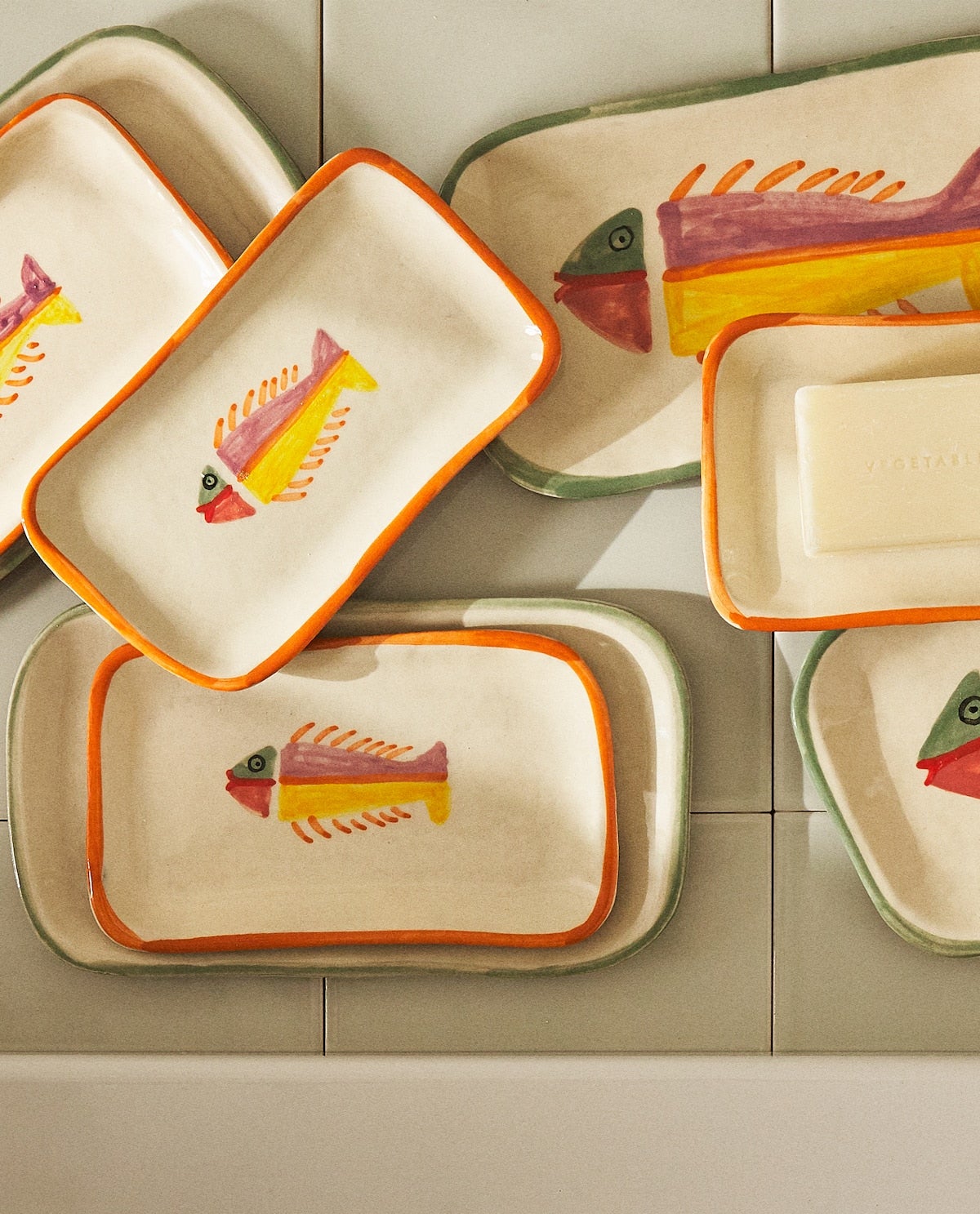 Esta edición limitada de jaboneras de loza tipo terracota vienen con dibujo de pez posicionado, acabado irregular y orgánico. Decoradas con una técnica artesanal, cada pieza es única y podemos encontrarlas en dos tamaños, mediano y grande, que cuestan 12,99 euros y 15,99 euros respectivamente.