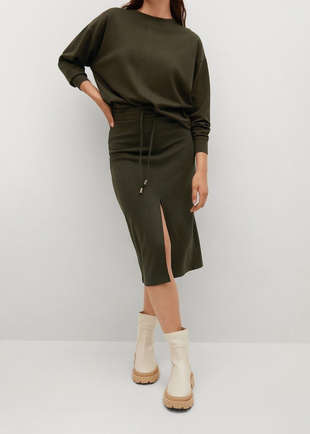 Disponible en caqui o en crudo, esta falda midi de Mango de diseño recto, con abertura en el bajo en el frontal y confeccionada en tejido ligero tiene un precio de 19,99 euros y podemos encontrarla entre las tallas XXS y XXL. 
