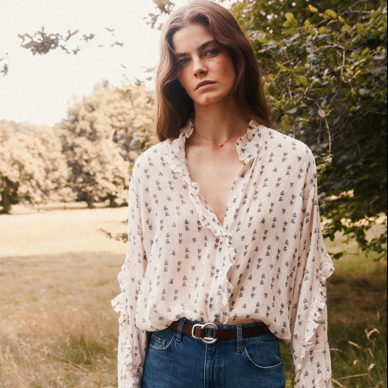 La camisa romántica que no vas a dejar de combinar con tus jeans y tus botas está en Massimo Dutti