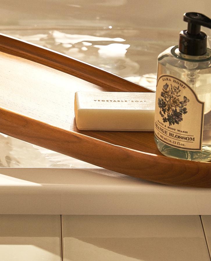 Con forma ovalada, esta bandeja de madera de teca va a ser tu mejor compañera en tus baños relajantes. Tiene un precio de 49,99 euros.