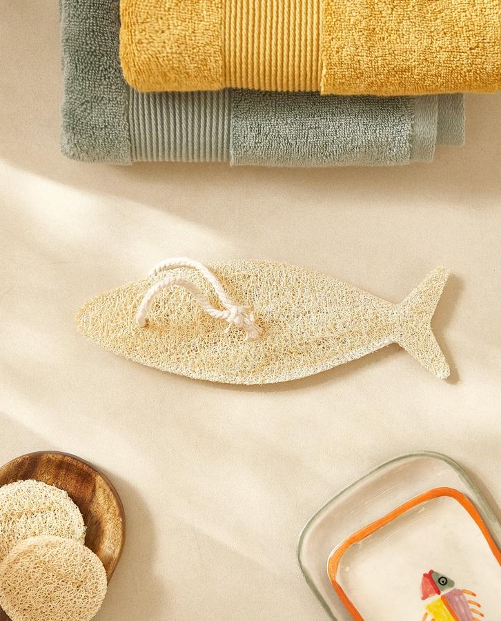 Esta esponja de luffa con forma de pez es otra interesante propuesta para exfoliar nuestra piel y dejarla lisa y suave. Cuesta 9,99 euros. 