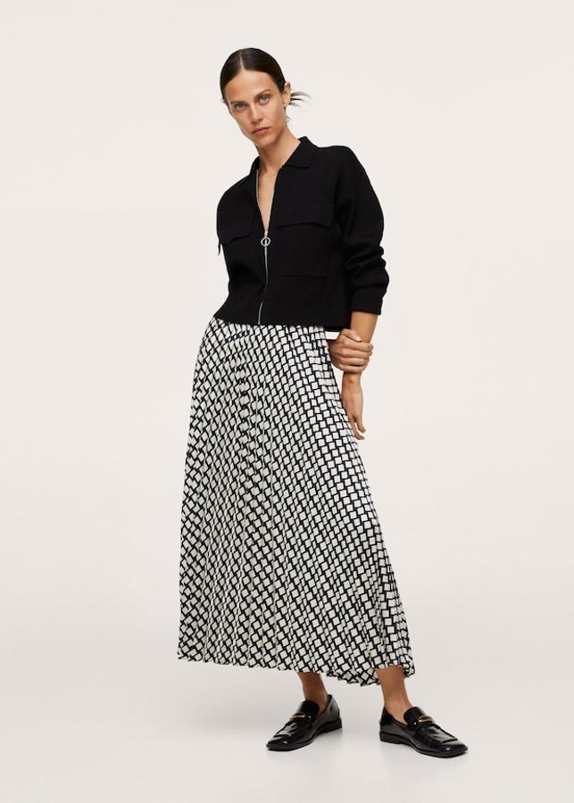 Diseño midi con estampado de cuadros blancos sobre fondo negro para esta falda plisada de Mango confeccionada en tejido fluido y ligeramente acampanada. Cuesta 39,99 euros y está disponible entre las tallas XXS y XL.