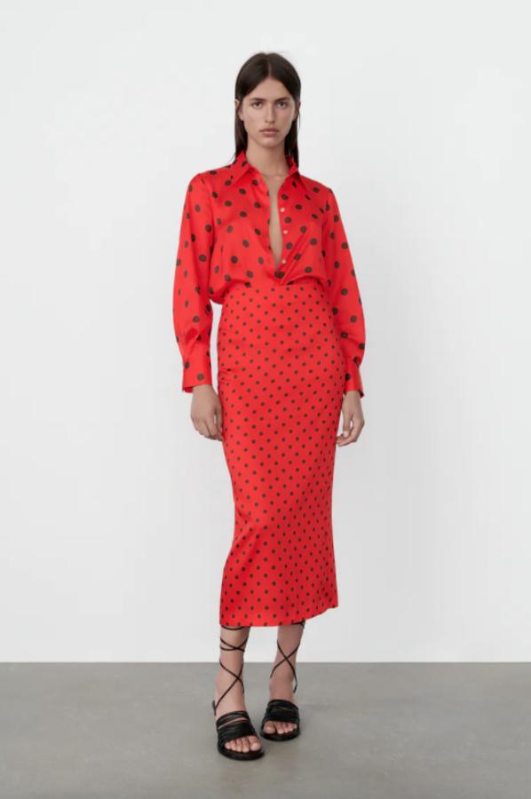 En un intenso color rojo, con estampado de lunares negros, esta bonita falda midi de Zara de diseño recto con cremallera oculta en costura y bajo con abertura en la espalda está disponible entre las tallas XS y XL y cuesta 25,95 euros.