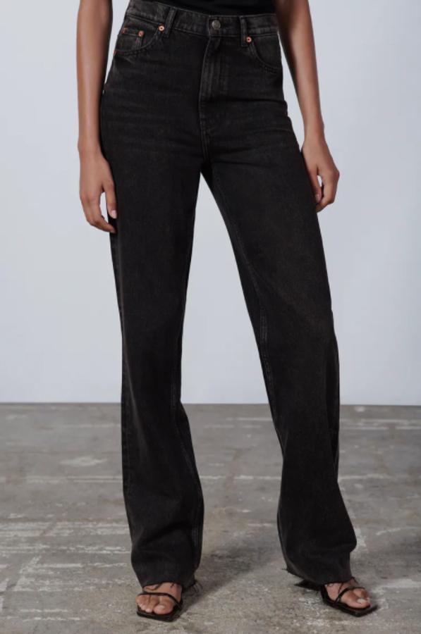 Entre las prendas que llegarán próximamente a la tienda online de Zara se encuentran estos pantalones vaqueros negros de tiro alto en efecto lavado con bajo acabado sin costura. Con perneras anchas, tienen un precio de 29,95 euros y podremos encontrarlos entre las tallas 34 y 44. 