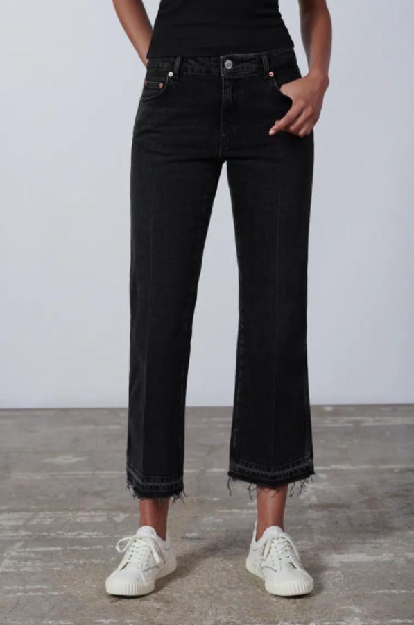 De tiro medio, con bajo desflecado acabado en evasé a la altura de los tobillos, estos vaqueros negros de Zara de diseño ajustado y tiro medio tienen un precio de 29,95 euros y podemos encontrarlos entre las tallas 34 y 46. 