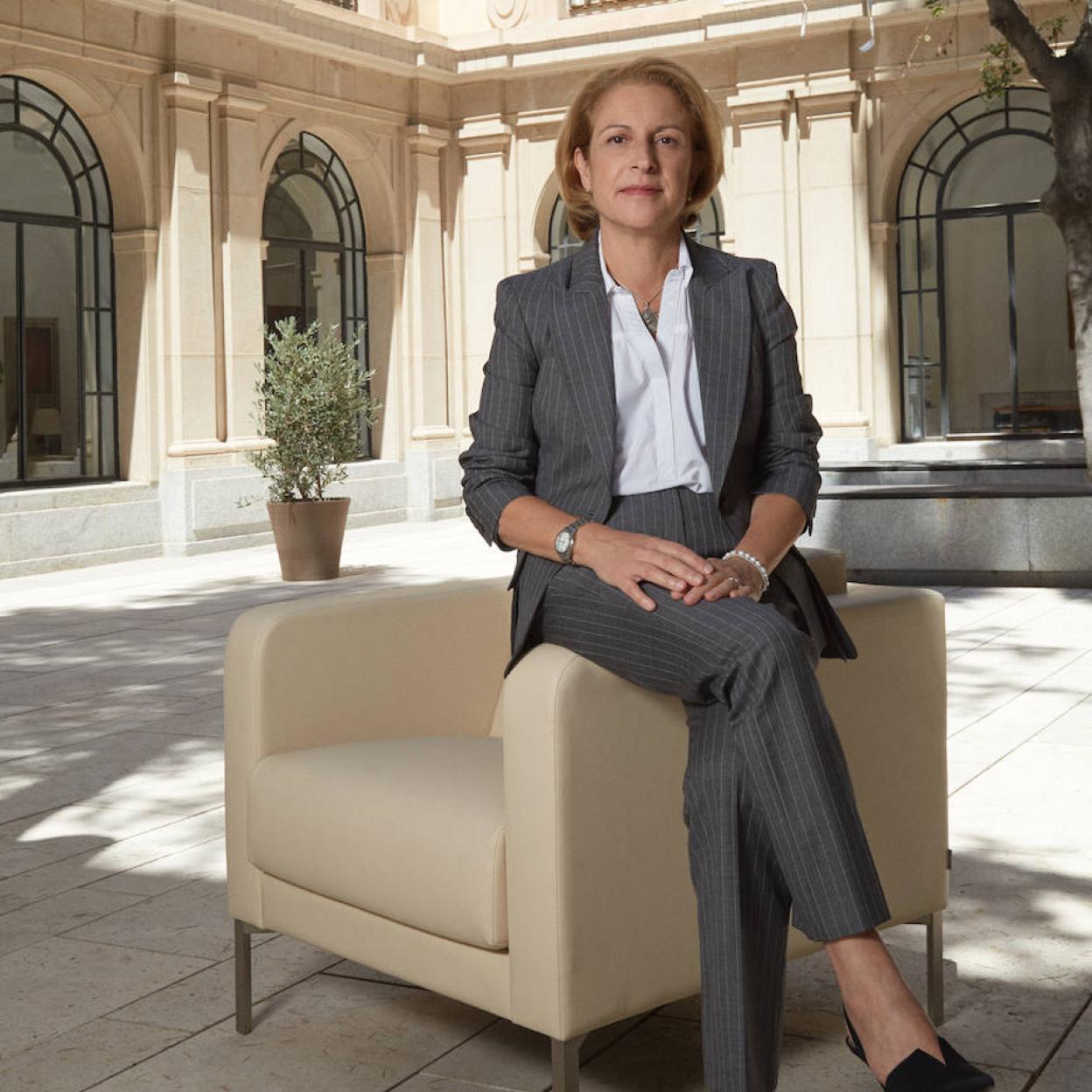 Rosa Visiedo viste traje de Max Mara, camisa de Esprit y zapatos de Mascaró. Pincha en la foto para descubrir los mejores estrenos de series de televisión del mes de agosto para ver antes de que comience el curso.