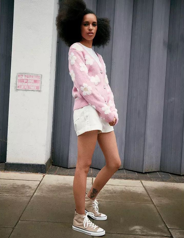 Las prendas de punto se llevan todo el protagonismo y llegan con diseños súper originales y llamativos, perfectos para acaparar todas las miradas. Esta chaqueta con estampado de flores y botones joya es nuestra favorita de la nueva colección, y cuesta 19 euros.