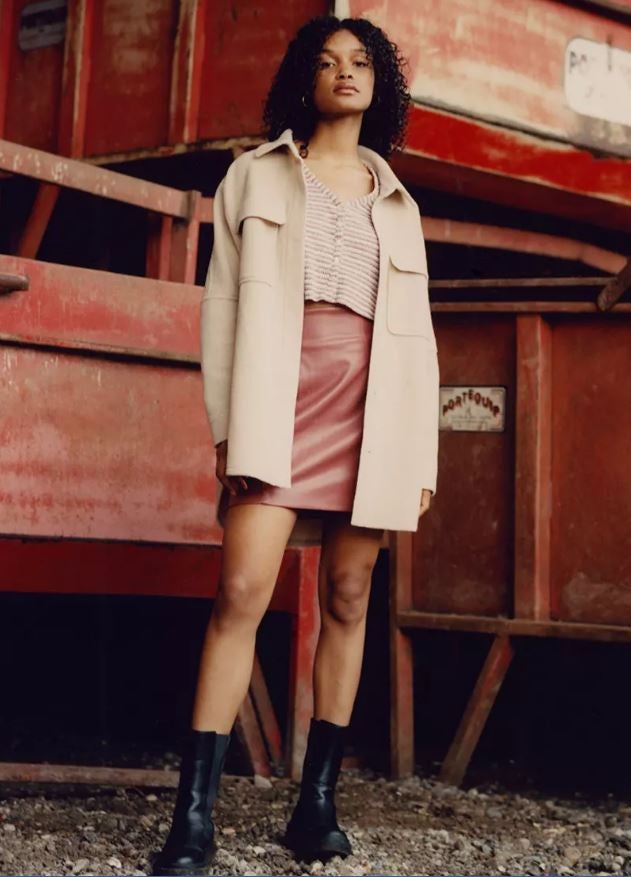 El cuero sintético es perfecto para añadir textura y un acabado de lujo y tendencia a tus looks, con conciencia 'eco-friendly' y sin gastar un dineral. La sobrecamisa oversize cuesta 25 euros en Primark, y la minifalda, 10 euros.