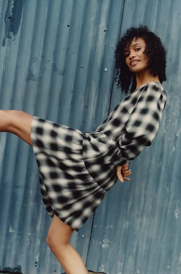 Los vestidos estampados seguirán siendo los reyes de tu armario también en otoño. Entre los prints protagonistas, los cuadros (16 euros)...