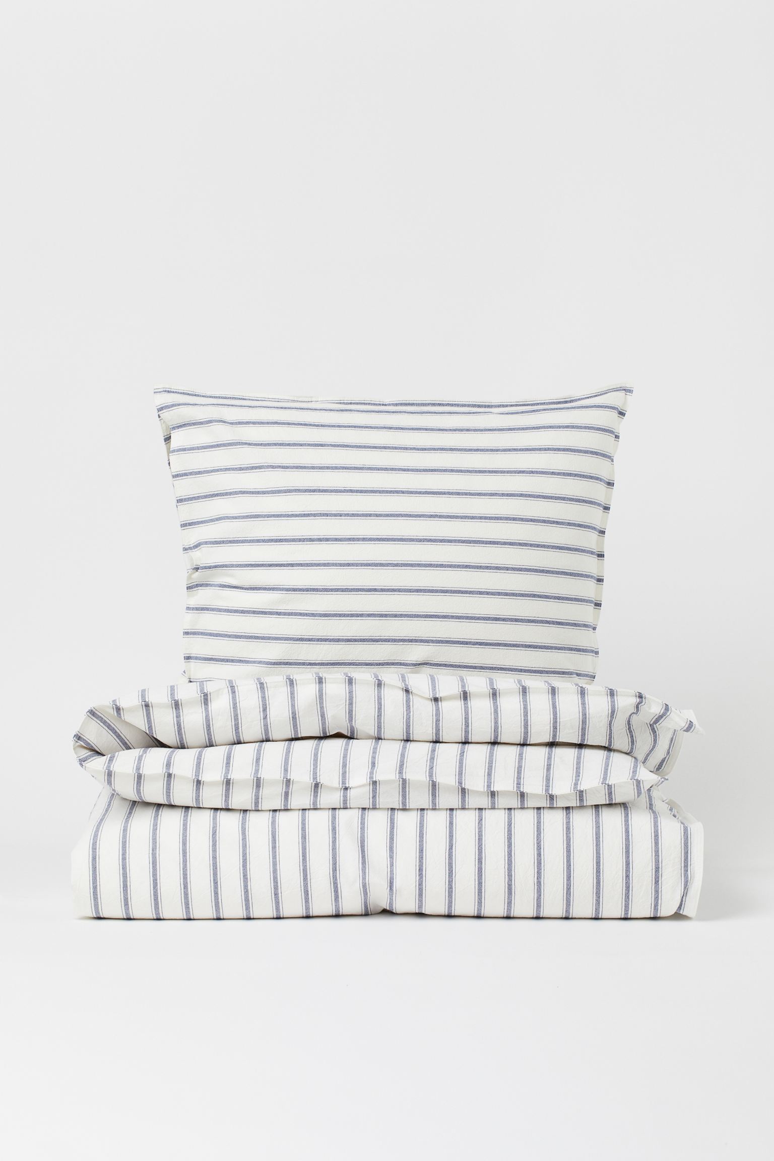 Este conjunto de funda nórdica con estampado de rayas está rebajado a 17.99 euros en H&M Home.