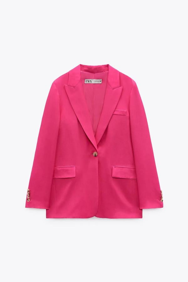 Blazer fluida recta con cierre de un solo botón. 59,95 euros.