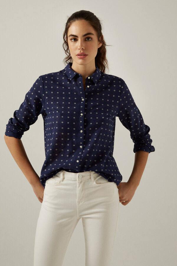 Si quieres darle un aire más formal a tu look, una camisa siempre es una buena opción. Y esta con topos bordados nos encanta. Tiene un precio de 25,99 €.