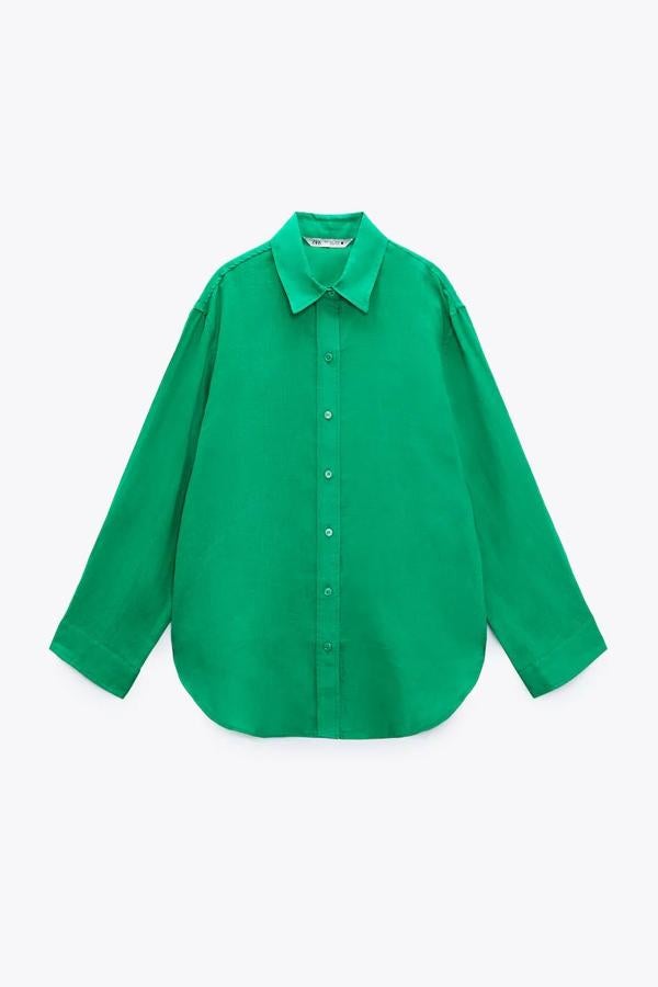 Camisa de lino 100% con cuello solapa y manga larga. 25,95 euros.