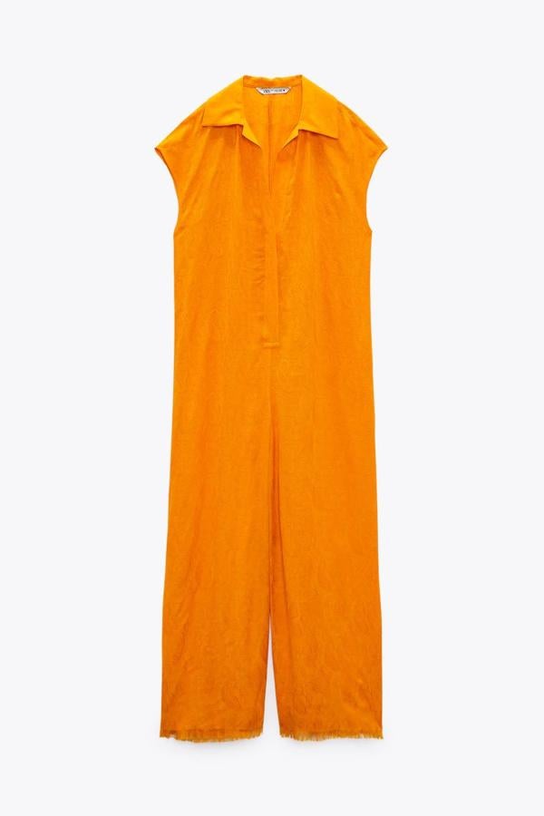 Mono largo con cuello solapa, escote en pico y manga sisa. 39,95 euros.