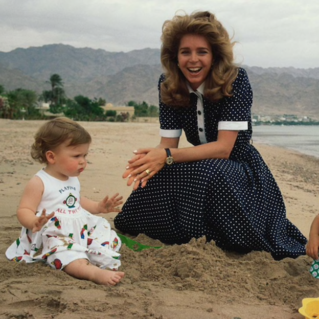 La reina Noor en la playa de Aqaba beach con su hija, la princesas Iman. Pincha sobre la foto si quieres ver los mejores looks de su sucesora, la reina Rania. 