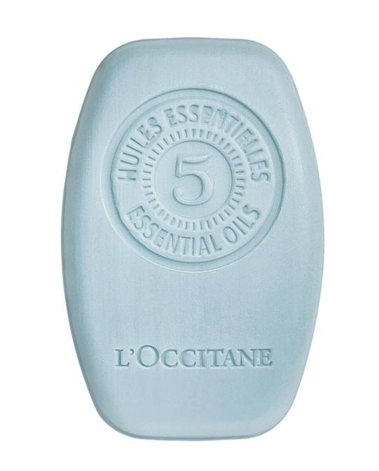 ¿Cabello graso y sin movimiento? Apúntate a los champús sólidos y usa el L'Occitane En Provence. Purifica tu cabello permaneciendo limpio más tiempo y recuperando su movimiento. Contiene lavanda. 12 euros 