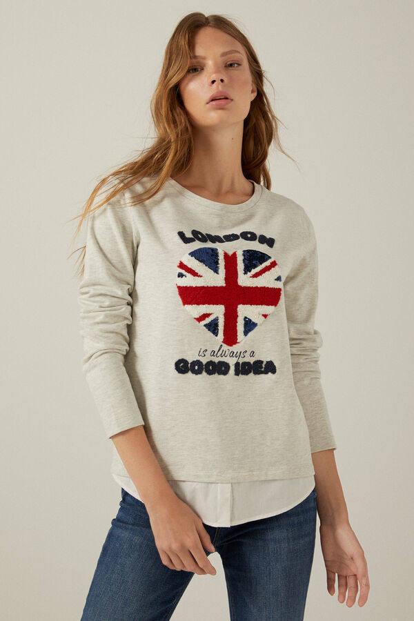 Esta sudadera de manga larga y cuello redondo en color camel tiene un estampado muy británico (con texto y dibujo) en la parte delantera. Cuesta 25,99 €.