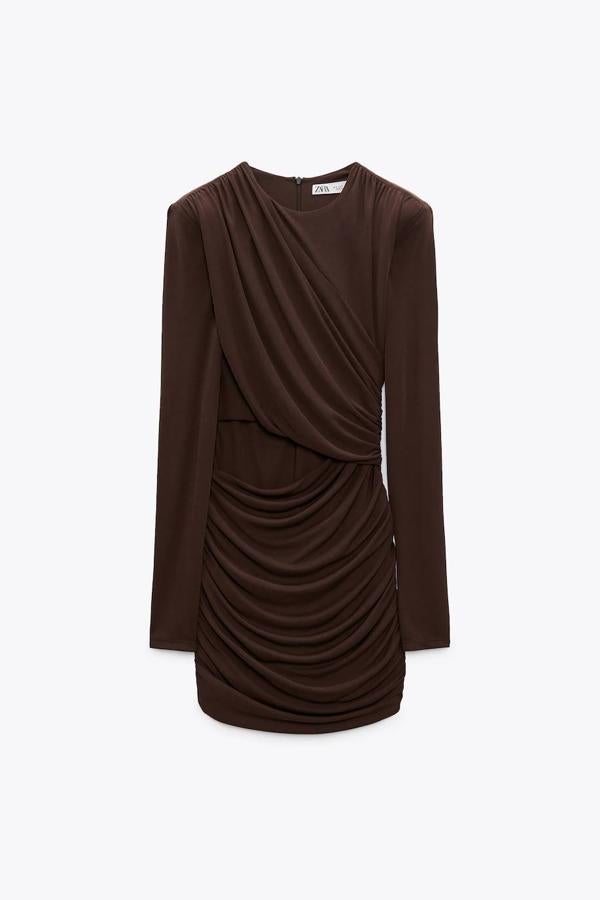Vestido mini drapeado con hombreras. 39,95 euros.