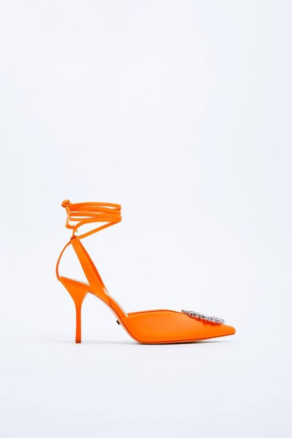 Zapato de tacón destalonado con tiras y detalle de joya. 49,95 euros.