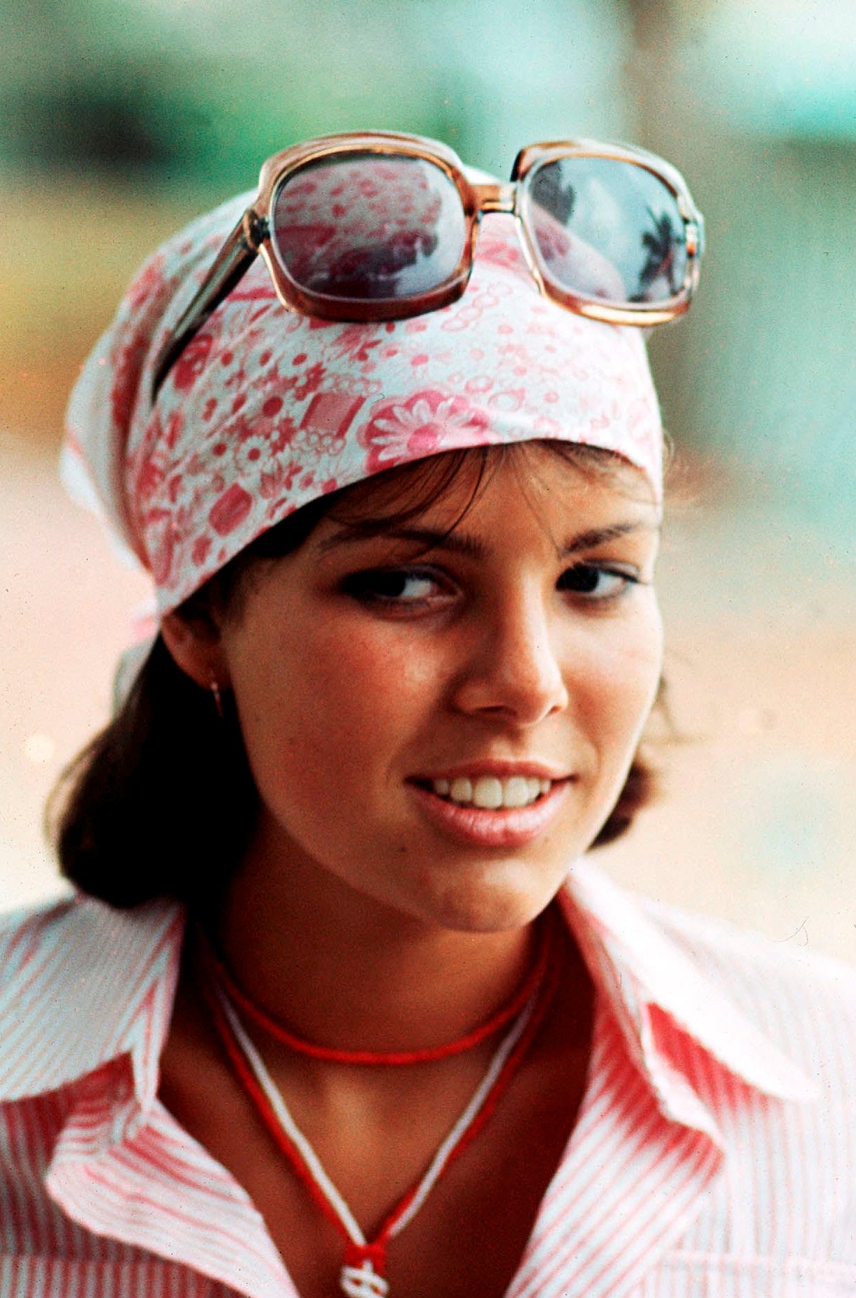 En este retrato de 1973 una joven Carolina de Mónaco apuesta por el pañuelo en la cabeza en un look muy casual y juvenil. ¿A cuántas influencers has visto con este complemento este verano? Nosotras respondemos: a todas.