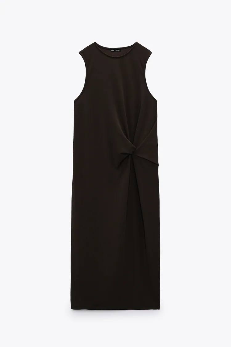 Vestido midi con manga sisa y detalle de nudo lateral. 22,95 euros.