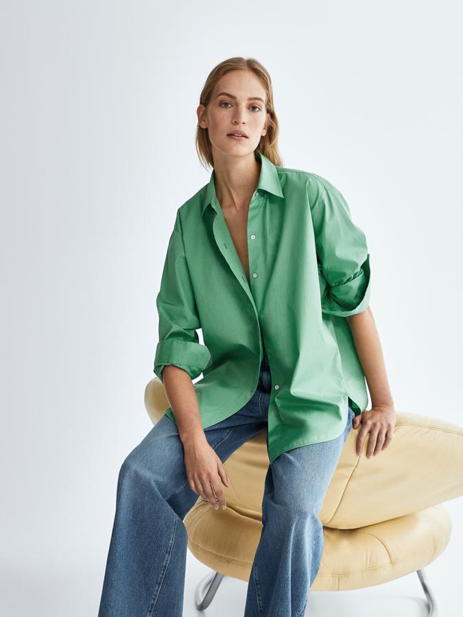 Confeccionada con al menos un 65% de algodón orgánico, esta camisa de Massimo Dutti con pliegue en las espalda, cuello clásico y cierre frontal de botones tiene un precio de 49,95 euros y está disponible entre las tallas XS y L. 