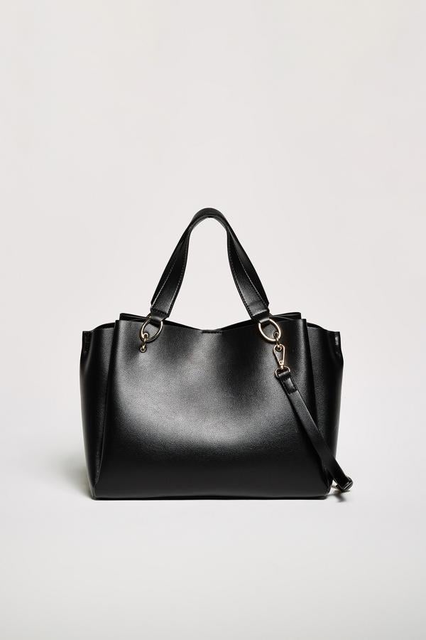 Estructurado, tamaño maxi y con asa corta (22,99 euros).