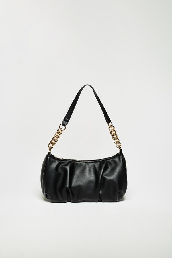 De estilo baguette con asa de cadena (16,99 euros).