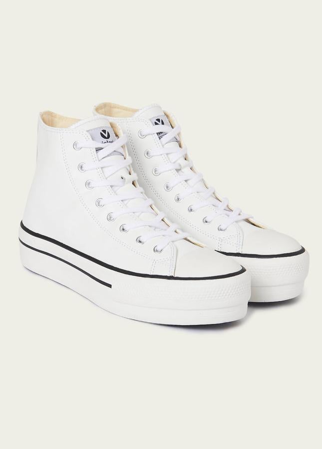 Unos botines tipo sneakers son una apuesta segura. Estos de color blanco tienen plataforma y un bonito efecto cuero. Su precio es de 49,90 €.