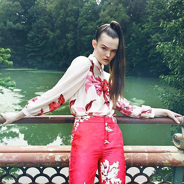 La camisa estampada está disponible de la XS a la XL