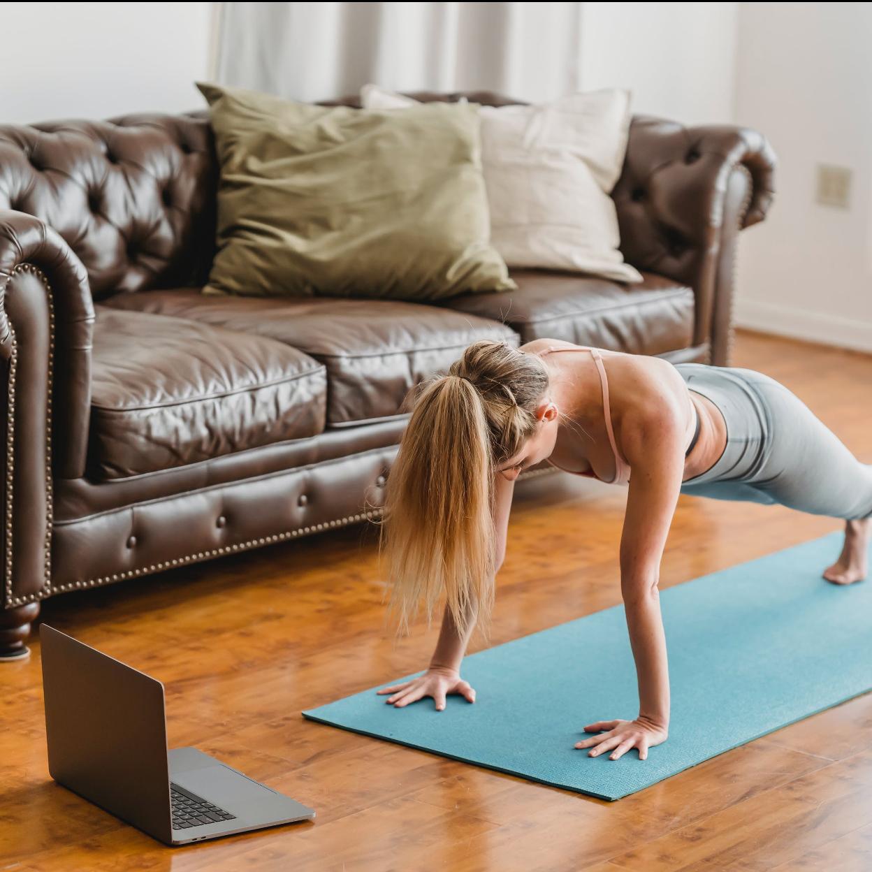 En casa, en el parque o en la playa: por qué merece la pena hacer estos ejercicios en menos de 10 minutos y en cualquier parte