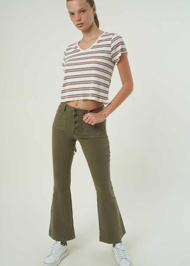 Nuestros pantalones favoritos son estos de campana en color caqui. Son de tiro alto y tienen un cierre de botones. Pueden ser tuyos por 65,90 €.