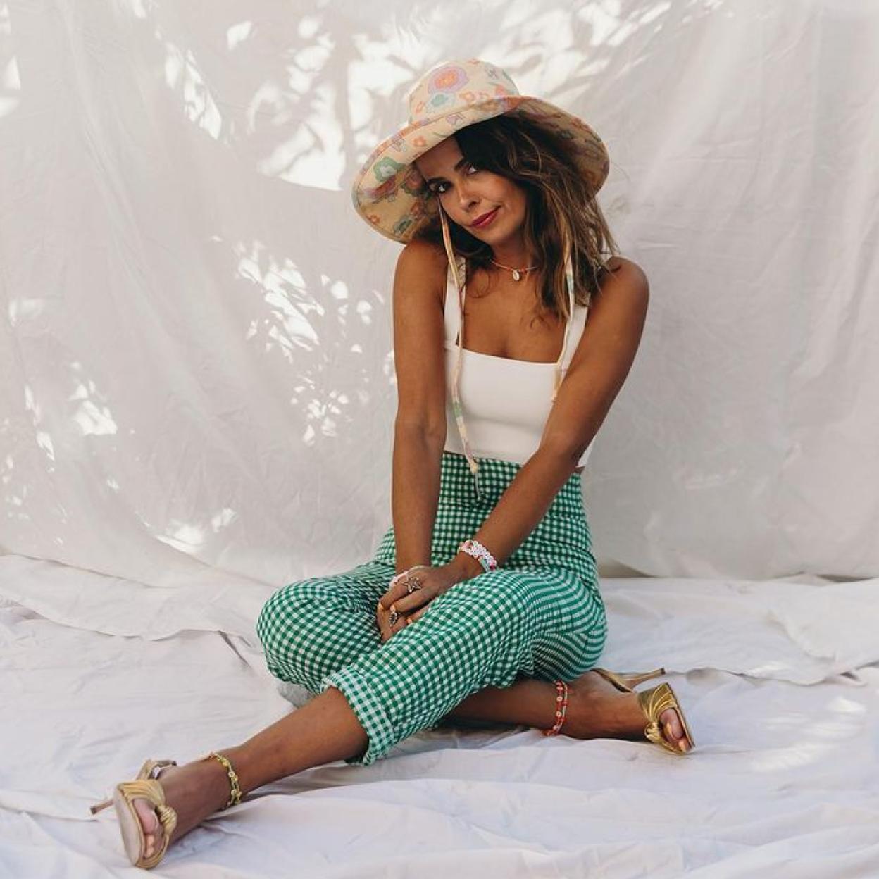 Pincha en la imagen para ver 7 pantalones blancos de Zara con los que vas a conseguir un look espectacular con tops, camisas e incluso con bikini.