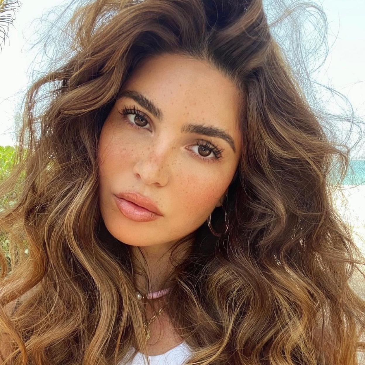 Pincha en la foto para ver los clásicos productos de maquillaje que no pueden faltar en el neceser de las mujeres francesas de más de 50