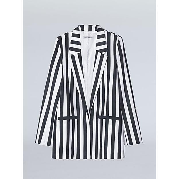 Imagen principal - Tenemos la copia low cost de la blazer de rayas favorecedora (y rejuvenecedora) que ha lucido Victoria Beckham