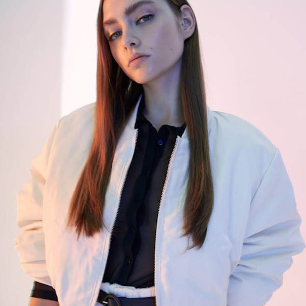 Pincha en la foto para ver cómo la elegancia se mueve a ritmo de acordes de rock según Chanel para su nueva colección Crucero 2021/22. 