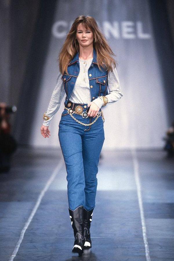 El estilo cowboy no es nuevo. Esta propuesta de la colección otoño-invierno 1993 de Chanel encaja con las tendencias actuales del chaleco, el denim con denim y las botas vaqueras.