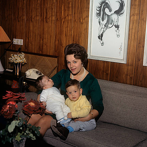 La increíble historia a lo Cenicienta (que acabó en divorcio) de la princesa Muna de Jordania