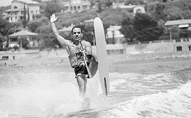 El rey Hussein de Jordania en su juventud, haciendo esquí acuático. 