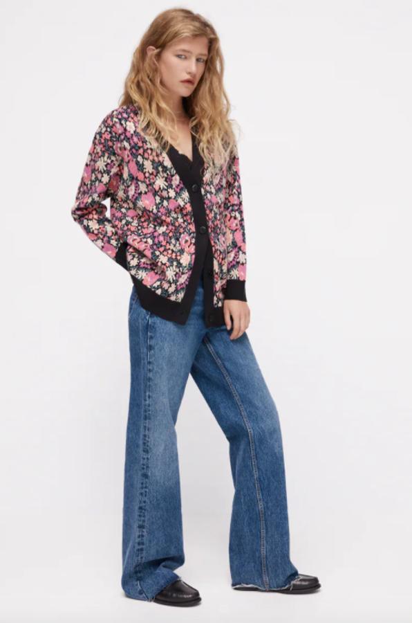 Estampado de flores en tonos rosas y blancos sobre fondo negro para este cárdigan de Zara con escote de pico y mangas largas que tiene el frontal abotonado a tono en negro. Cuesta 29,95 euros y podemos encontrarlo en las tallas S, M y L. 
