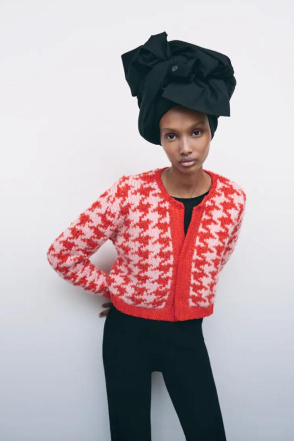 En rojo y rosa con estampado pata de gallo, esta chaqueta de punto de Zara con cuello redondo y mangas largas de diseño abierto cuesta 29,95 euros y está disponible entre las tallas S y XL. 